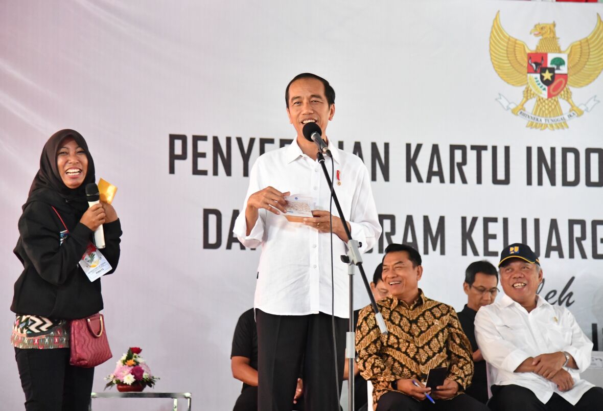 Presiden Jokowi Bagikan 1.700 KIP dan 994 PKH di Palembang