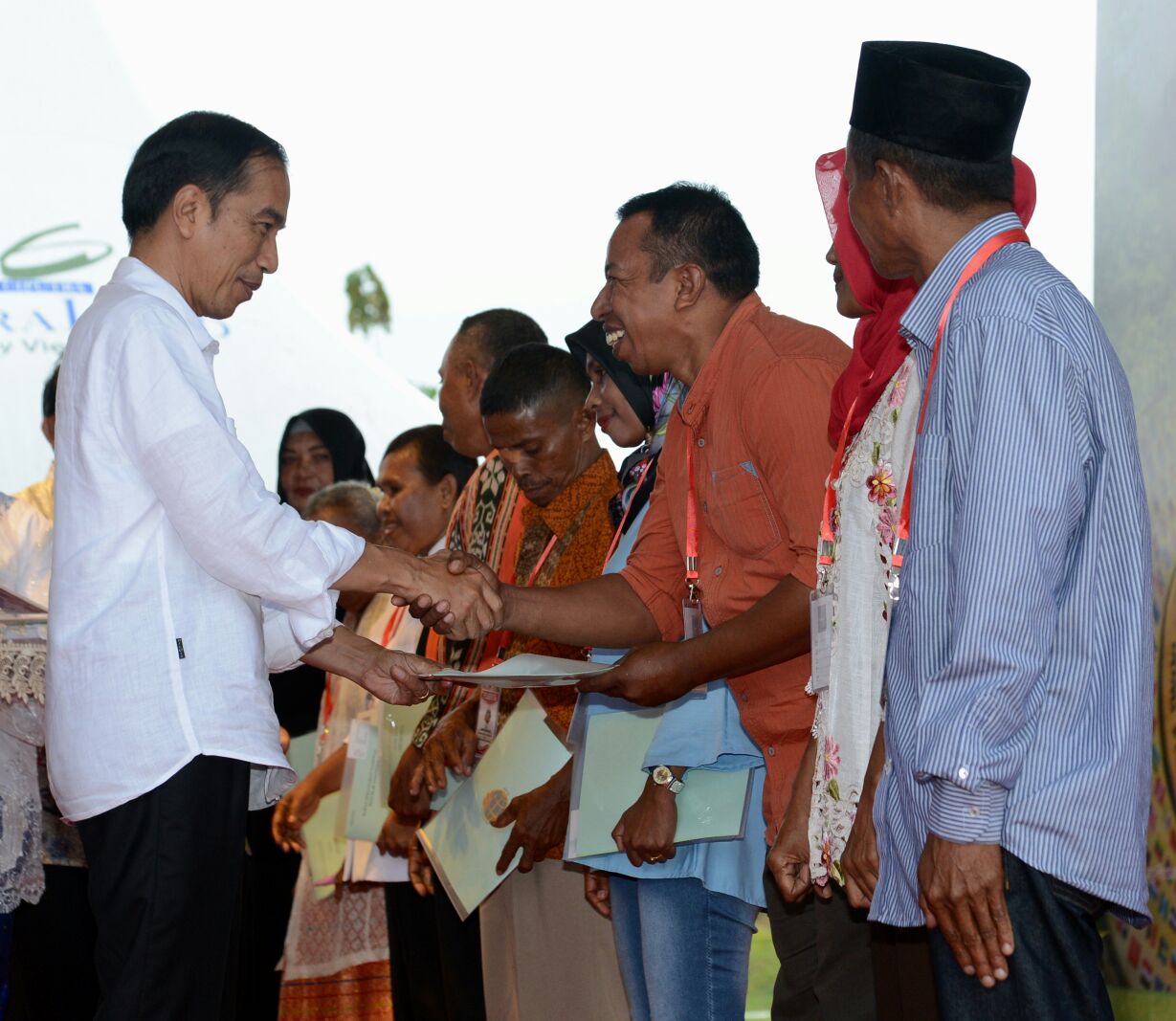 Presiden Joko Widodo Menyerahkan 4.500 Sertifikat Tanah di Maluku Tengah