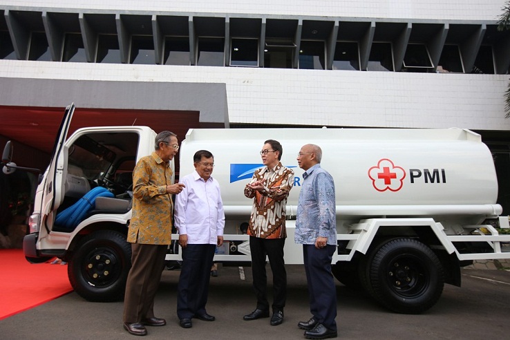 Astra International Menyerahkan Donasi 10 Unit Truk Tangki Air Kepada Palang Merah Indonesia (PMI)