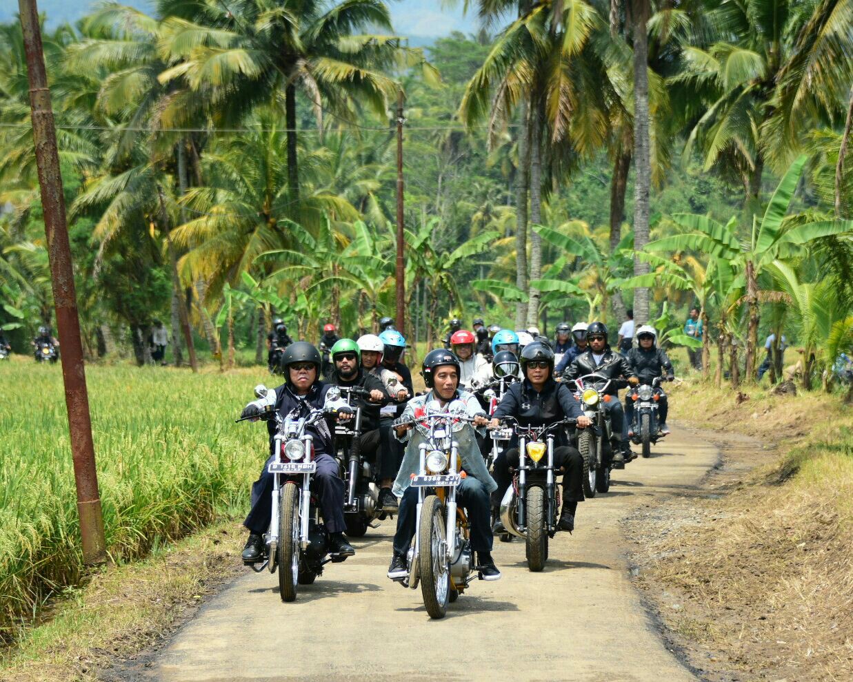 Gaya Presiden Jokowi Naik Motor Chopper Saat Mengunjungi Sukabumi