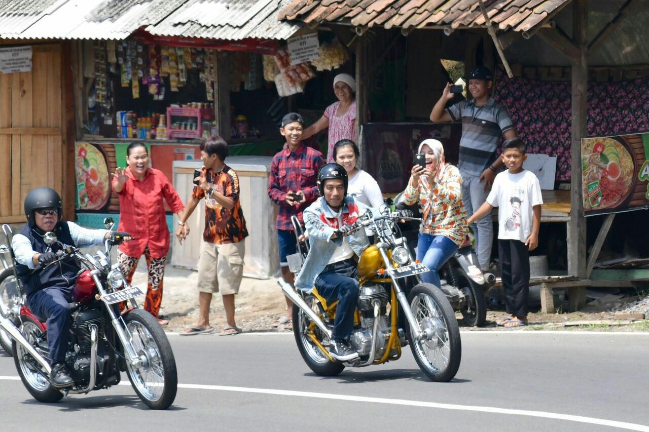 Gaya Presiden Jokowi Naik Motor Chopper Saat Mengunjungi Sukabumi