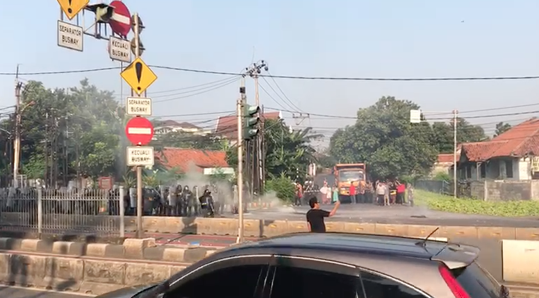 [Video] Aksi Penolakan Pengosongan Rumah Kodam, Warga Lempari Aparat dengan Batu - ivoox.id