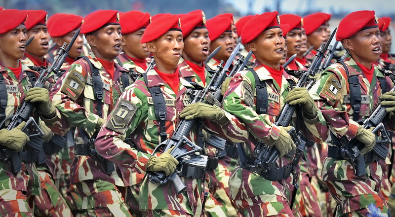 Pasukan Kopassus TNI AD mengikuti geladi upacara Peringatan HUT ke-70 TNI di Dermaga Indah Kiat, Merak, Cilegon, Banten, Sabtu (3/10).
