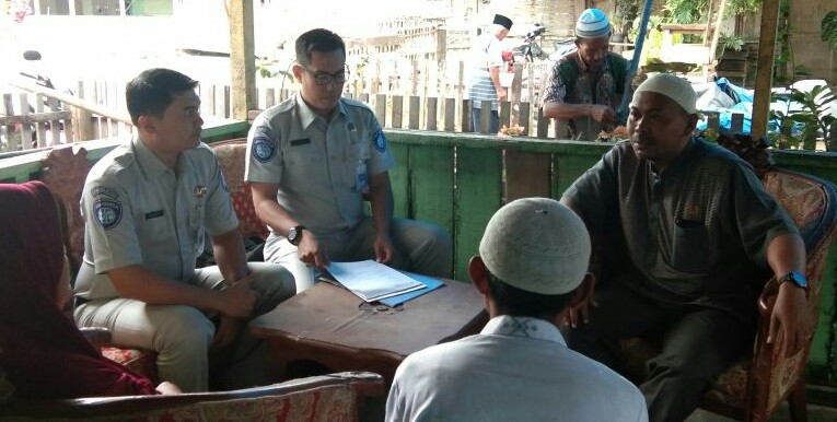 Petugas-Jasa-Raharja-Menyerahkan-Santunan-Kepada-Korban-KM-Sinar-Bangun-doc.JasaRaharja-ivoox.id_