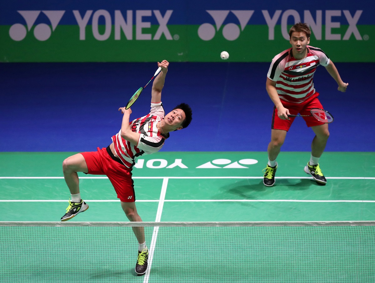 Pebulu tangkis ganda putra Indonesia Kevin Sanjaya Sukamuljo (kiri) dan Marcus Fernaldi Gideon (kanan) mengembalikan kok ke arah lawannya pasangan pebulu tangkis Denmark pada babak semi final kejuaraan All England 2018 BWF World Tour Super