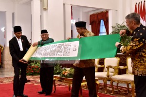 Panjang Keseluruhan 450 m, Presiden Jokowi Terima Mushaf Alquran Hasil Sulaman Tangan