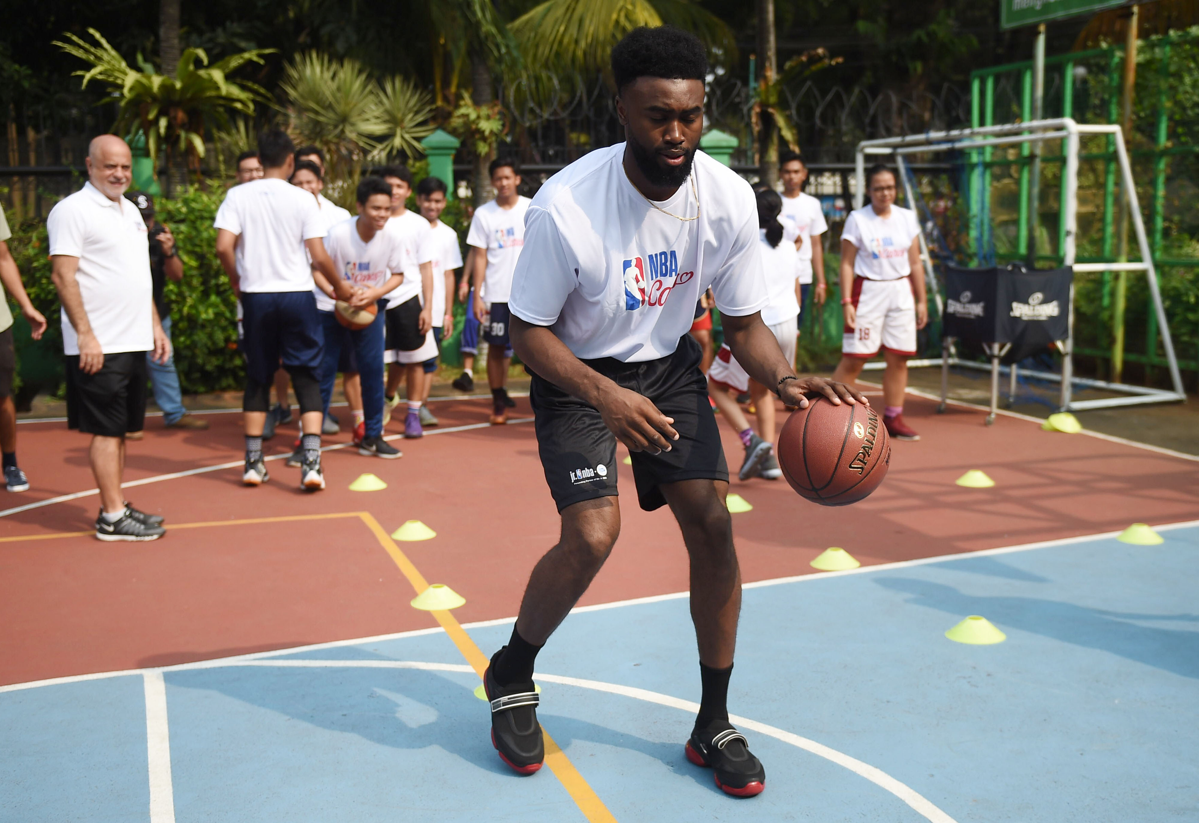 Pebasket NBA dari klub Boston Celtic Jaylen Brown (tengah) memberikan pelatihan kepada siswa SMU 82 di Jakarta, Kamis (26/7)