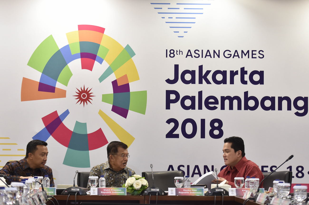 Wakil Presiden Jusuf Kalla (tengah) didampingi Menteri Pemuda dan Olahraga Imam Nahrawi (kiri) dan Ketua Komite Olimpiade Indonesia Erick Thohir (kanan) memimpin rapat persiapan Asian Games 2018 di kantor Sekretariat Komite Penyelenggara Asian Games (INASG
