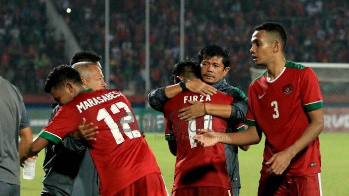 firza-andika-memeluk-indra-sjafri-timnas-u-19-indonesia