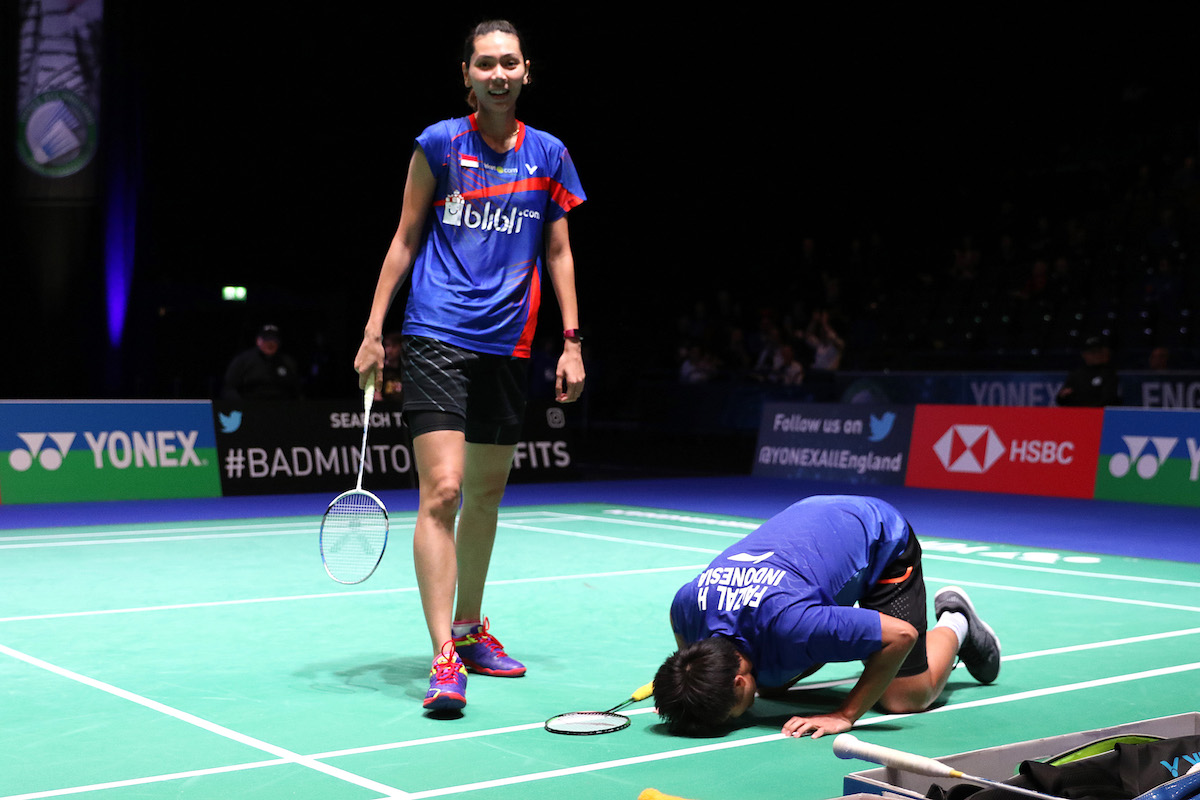 Pebulu tangkis ganda campuran Indonesia Hafiz Faisal (kanan) dan Gloria Emanuelle Widjaja (kiri) meluapkan kegembiraannya usai mengalahkan pasangan pebulu tangkis Indonesia Tontowi Ahmad dan Liliyana Natsir pada kejuaraan All England 2018 BWF World Tour Su