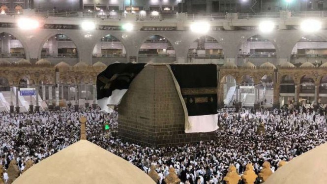 Kiswah-Kabah-tersingkap-akibat-badai-pasir-yang-melanda-Arab-Saudi-Minggu-198-malam