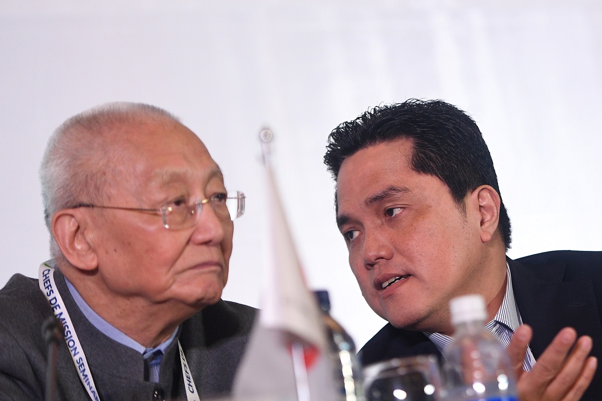 Ketua Pelaksana INASGOC Erick Thohir (kanan) berbincang dengan Wakil Presiden Kehormatan Dewan Olimpiade Asia (OCA) Wei Jizhong saat memberikan ketererangan kepada wartawan dalam CDM Seminar Asian Games 2018 di Jakarta, Rabu (13/12).