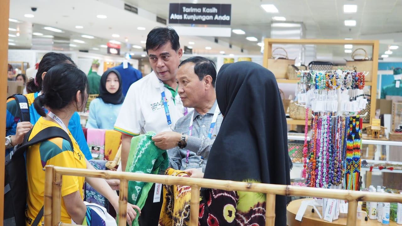 cinderamata-kgas-nusantara-di-smeco-indonesia-di-buru-atlet-dan-official-asian-games-doc.kemenkop-ivoox.id_