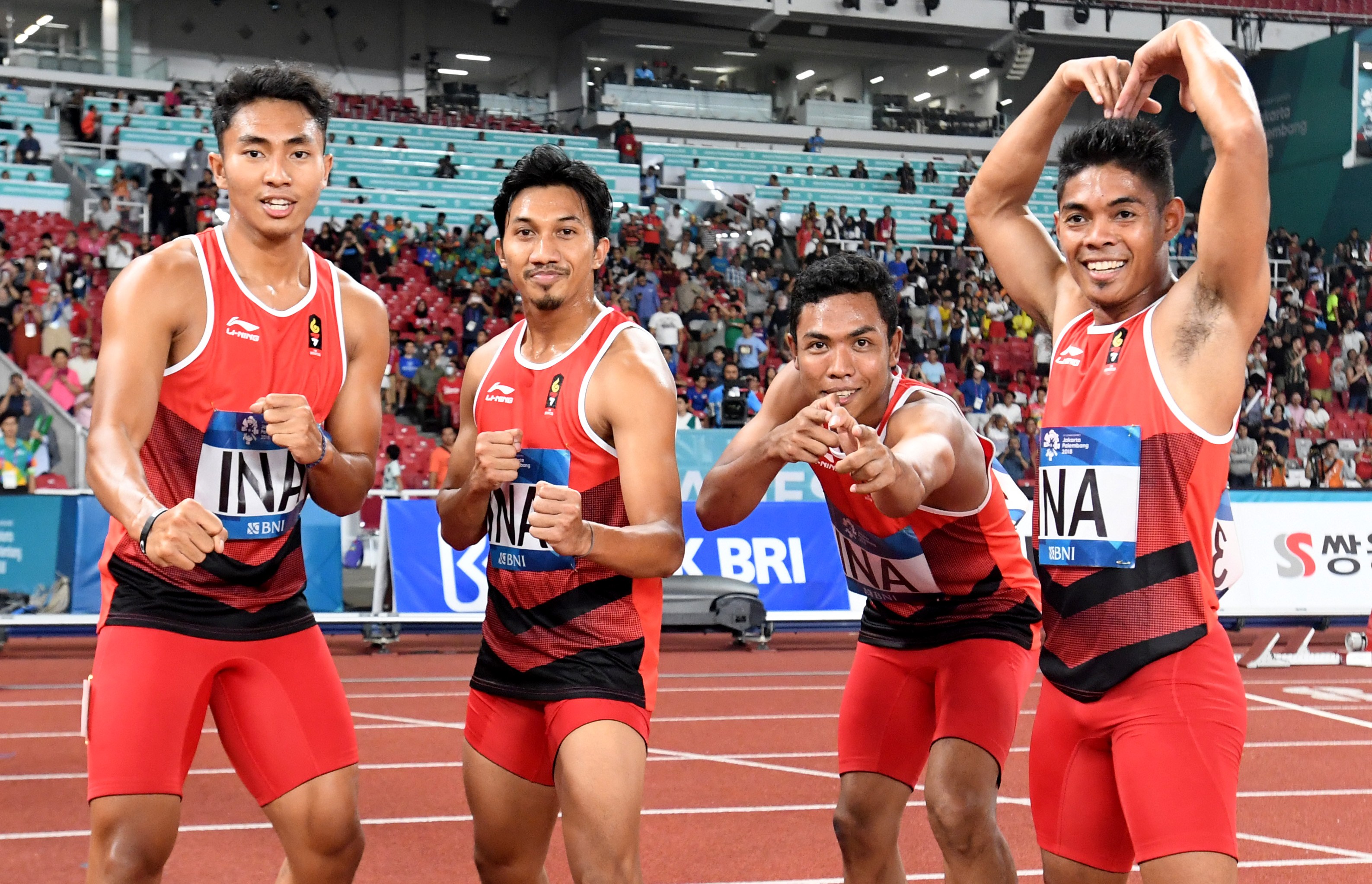Tim pelari estafet putra Indonesia berpose seusai menjadi yang tercepat pada babak penyisihan Lari Estafet 4x100m Putra Asian Games ke-18 Tahun 2018 di Stadion Utama Gelora Bung Karno Senayan, Jakarta, Rabu (29/8).