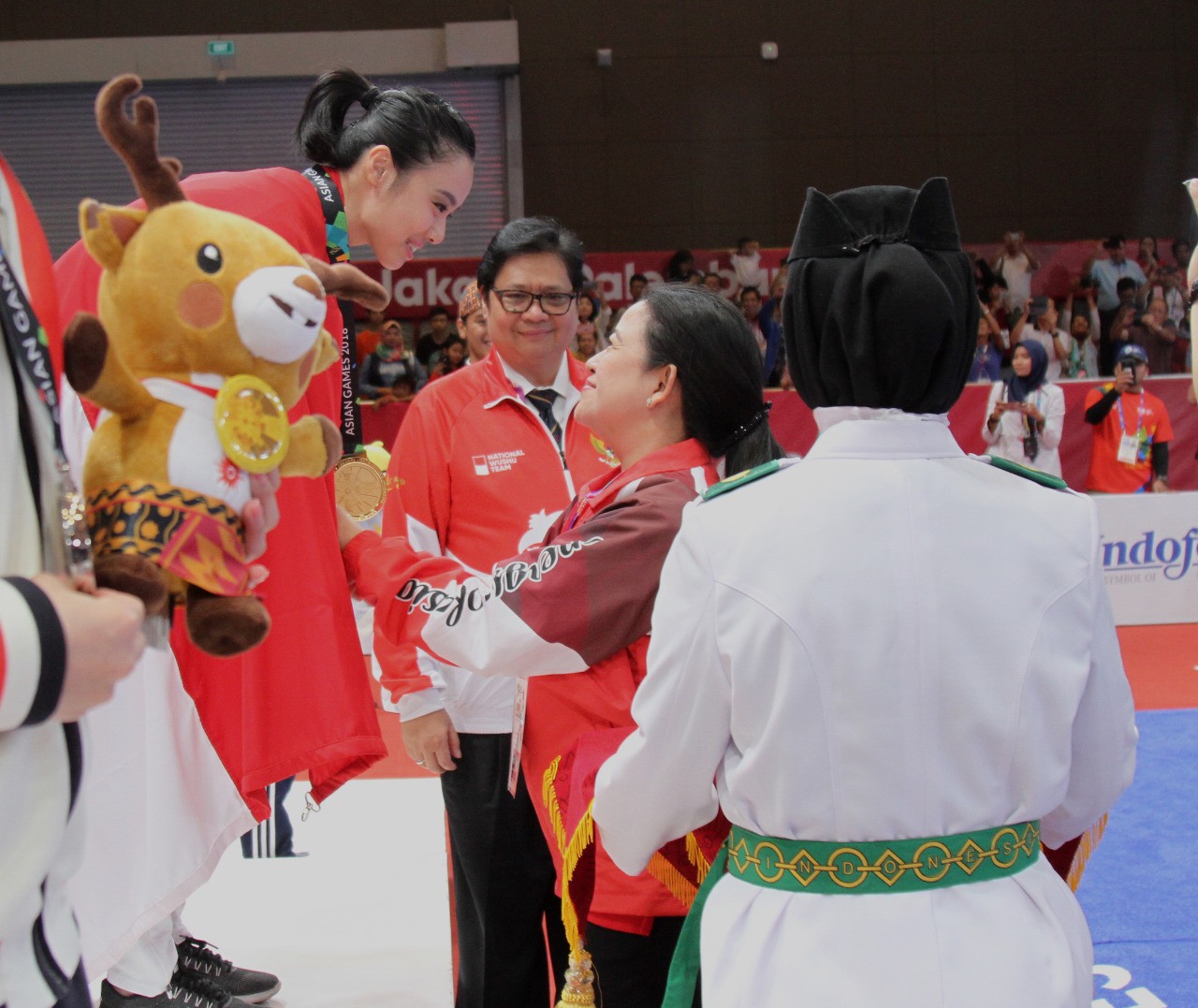 menko-pmk-kalungkan-medali-asian-games-2019-doc.kemenkop-ivoox.id_