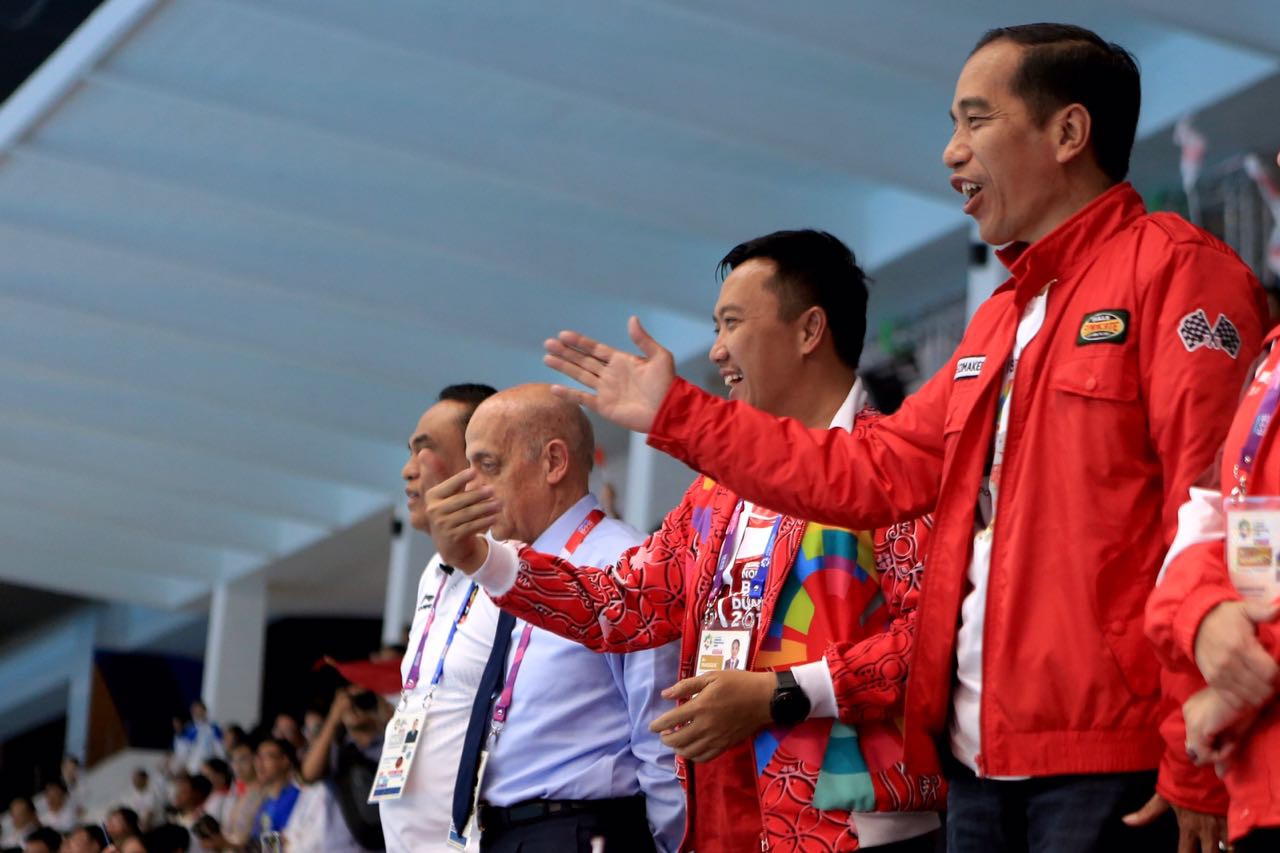 presiden-ikut-bersorak-tonton-perenang-siman-sudartawa-doc.kemenpora-ivoox.id_