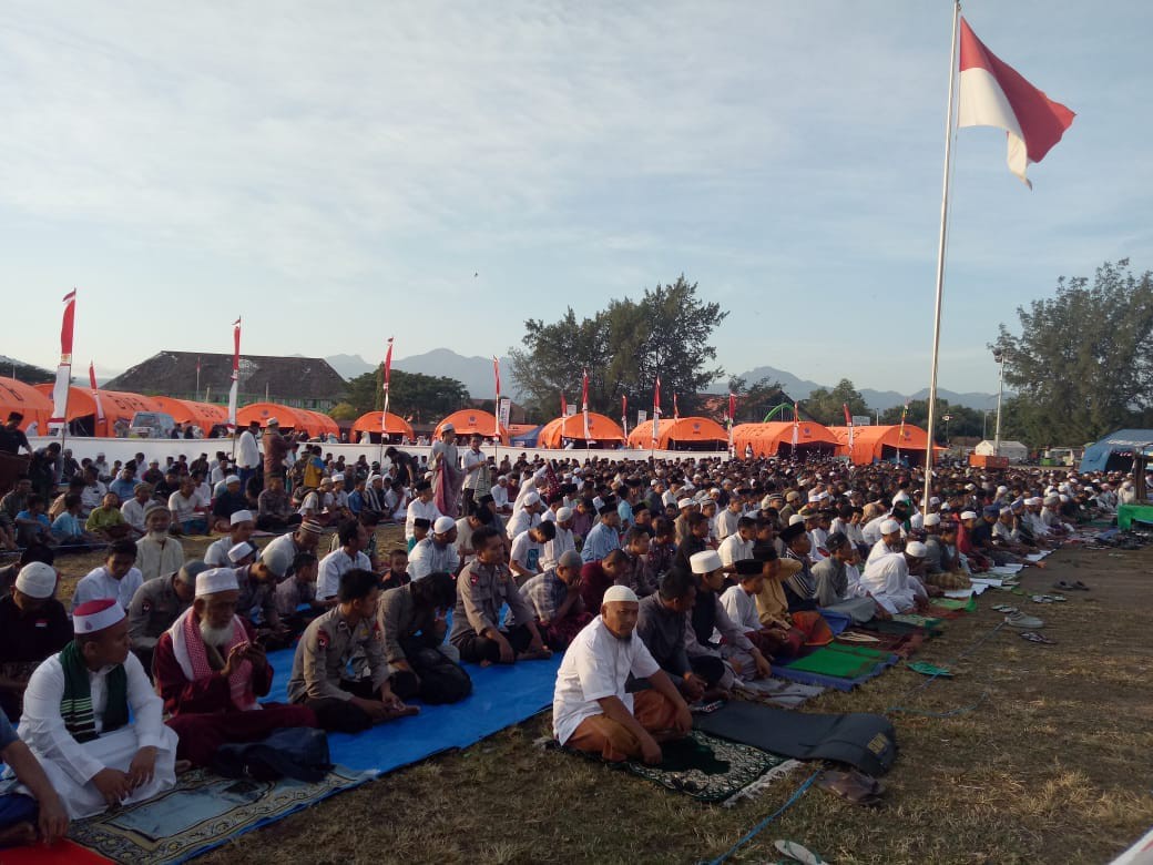 tangis-Haru-Pengungsi-Pecah-Usai-Mensos-Sampaikan-Khutbah-doc.kemensos-ivoox.id_