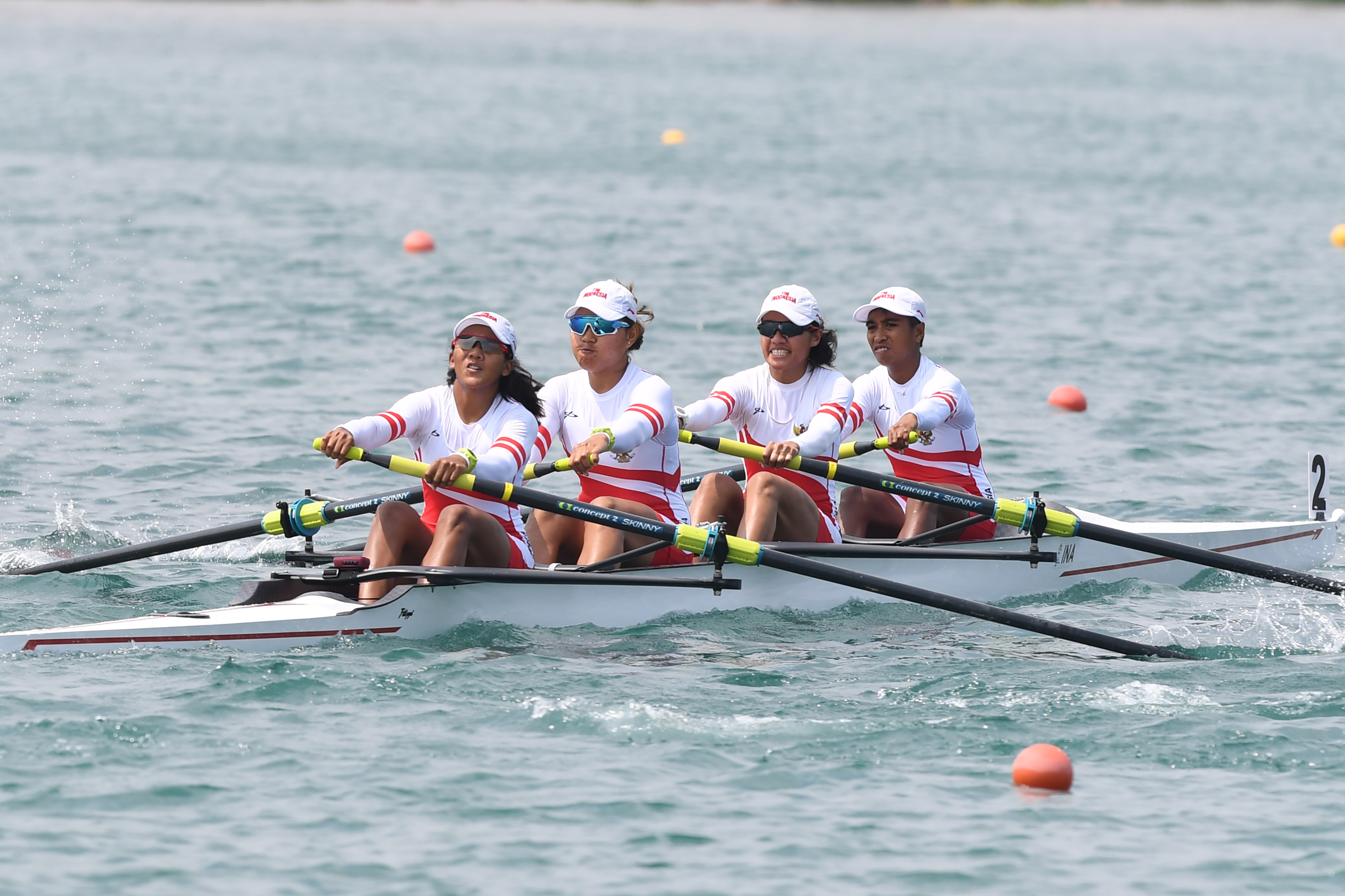 Regu dayung putri Indonesia memacu perahunya pada penyisihan dayung kelas empat putri di Venue Rowing Jakabaring Sport City, Palembang, Sumatera Selatan, Rabu (22/8).
