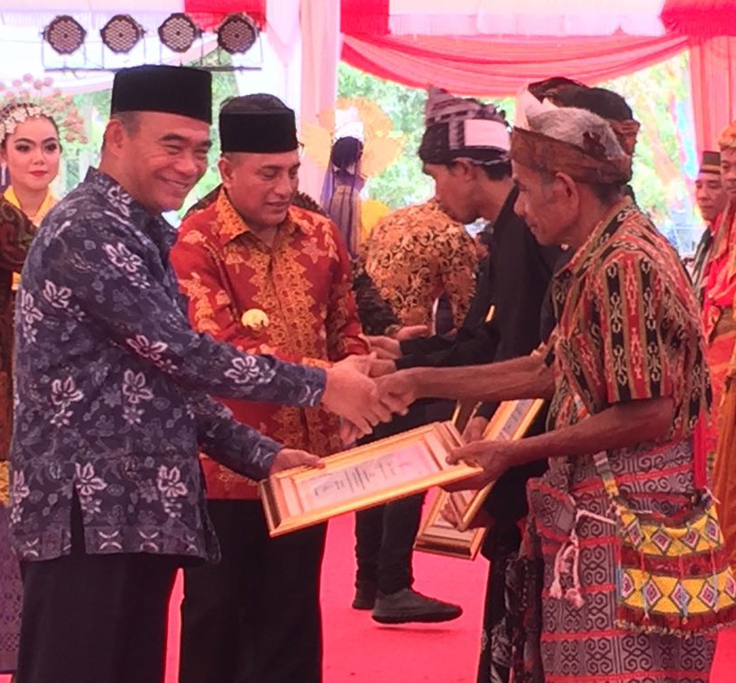 Kemendikbud-Berikan-Anugerah-Aksara-Kepada-4-KabupatenKota-pada-Puncak-Peringatan-Hari-Aksara-Internasional-ke-53-doc.kemendikbud-ivoox.id_
