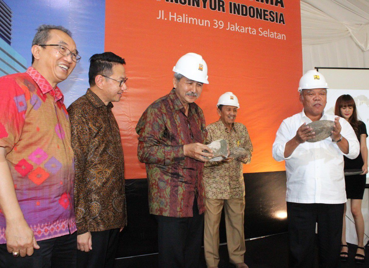 Menteri-Basuki-Lakukan-Peletakan-Batu-Pertama-Pembangunan-Gedung-PII-doc.pupr-ivoox.id_
