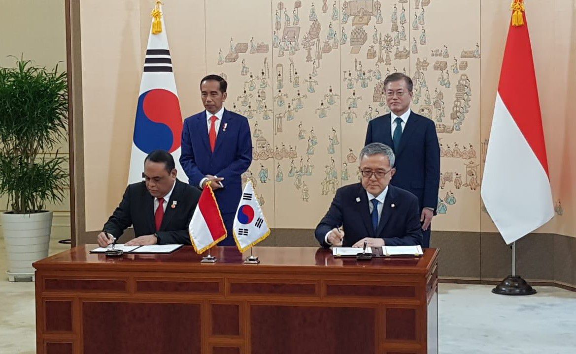 Menteri-Syafruddin-Tandatangani-MoU-di-Hadapan-Dua-Presiden-doc.kemenpanrb-ivoox.id_