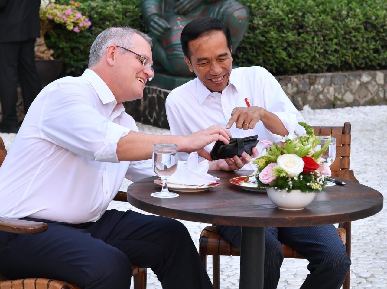 Saat-Presiden-Ajak-PM-Morrison-Cicipi-Pisang-Goreng-Wedang-Jahe-doc.sekpres-ivoox.id_