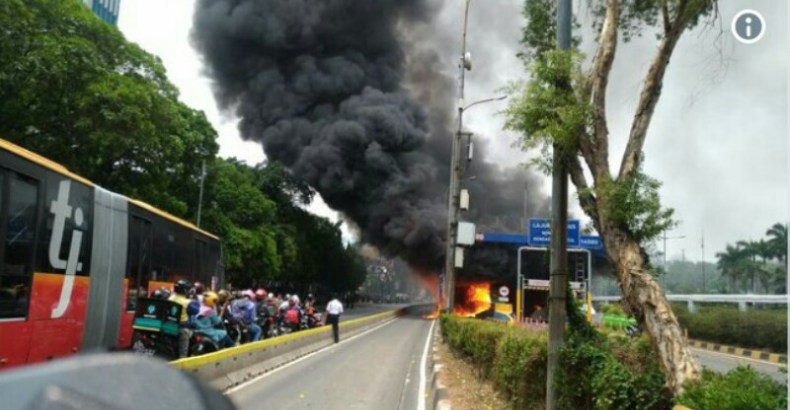 gerbang-tol-terbakar