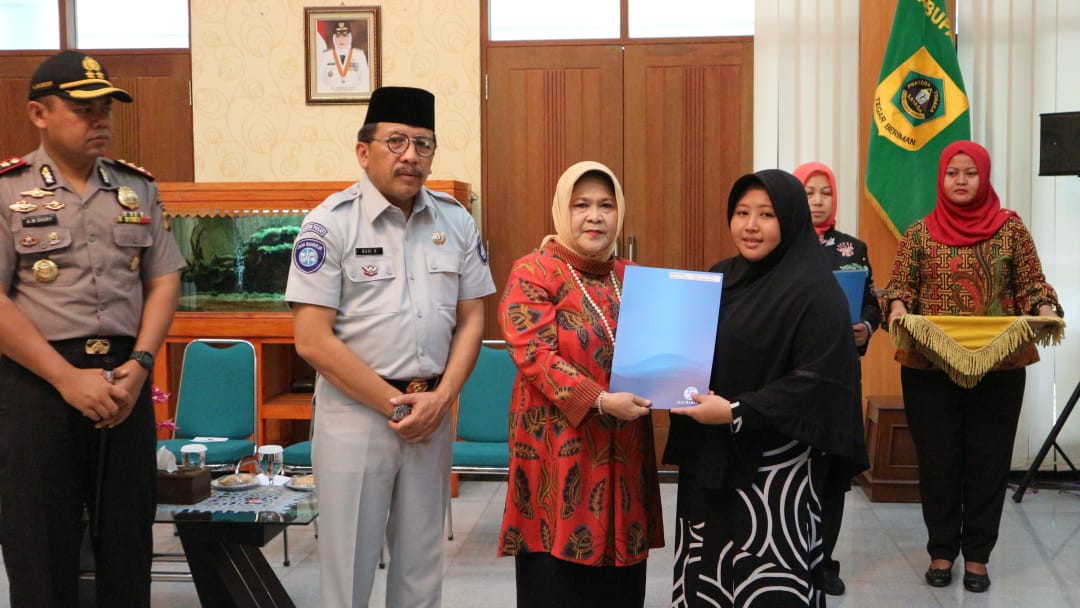 kurang-dari-24-jam-jasaraharja-bayarkan-santunan-korban-meninggal-dunia-akibat-kecelakaan-bus-masuk-jurang-di-cikidang-sukabumi-doc.jasaraharja-ivoox.id_
