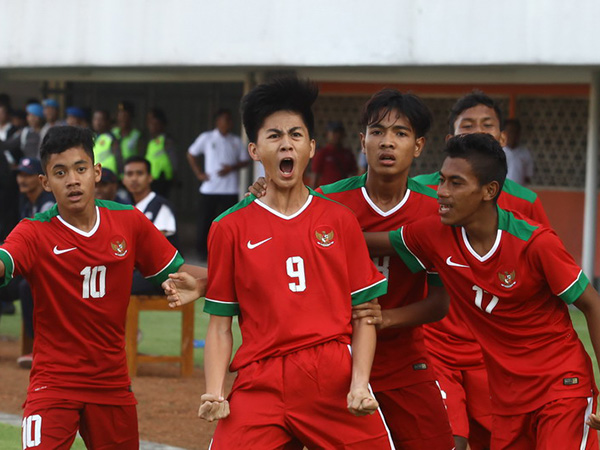 Pemain Timnas Indonesia U-16, Rendy Juliansyah (kedua kiri) melakukan selebrasi seusai menjebol gawang tim Filipina U-16 pada pertandingan persahabatan internasional Indonesia U-16 melawan Filipina U-16 di Stadion Maguwoharjo, Sleman, DI Yogyakarta, Mingg