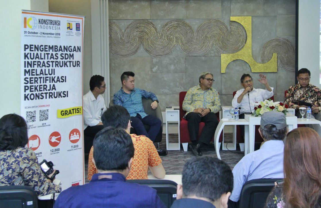Kementerian-PUPR-Sertifikasi-12.000-Tenaga-Kerja-Konstruksi-doc.pupr-ivoox.id_
