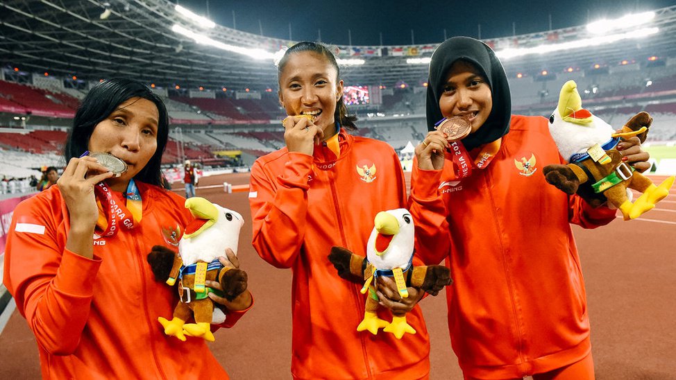 putri aulia - emas