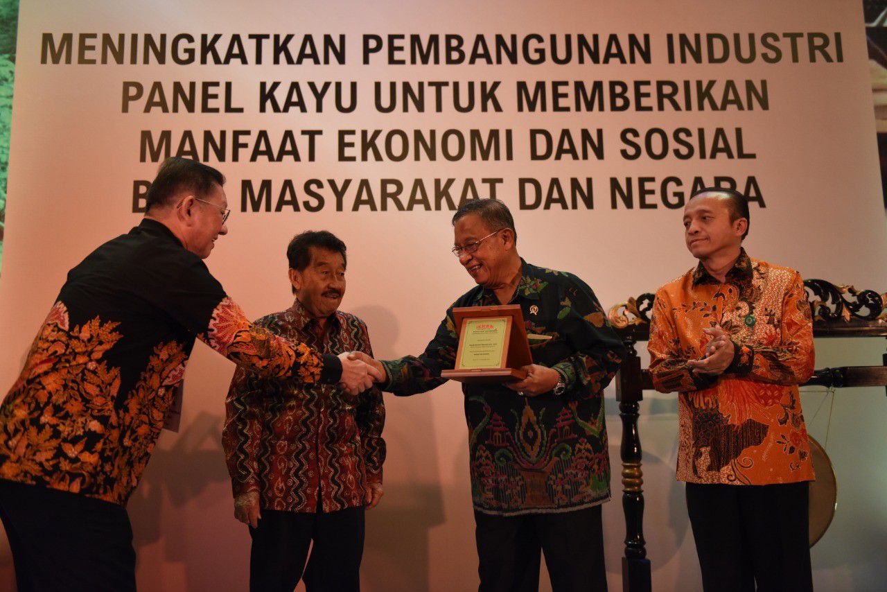 Pemerintah-Dorong-Kebangkitan-Industri-Kayu-Lapis-sebagai-Primadona-Ekspor-doc.Kayu-ivoox.id_