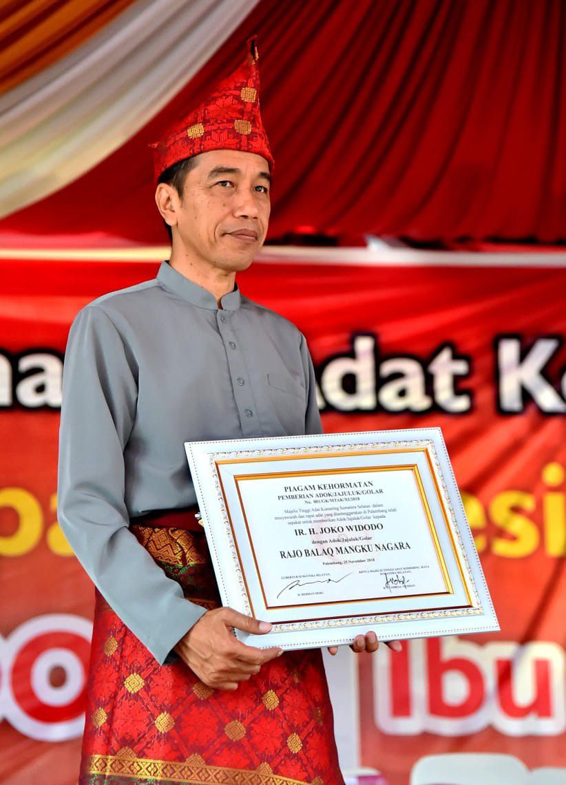 Presiden-Jokowi-dan-Ibu-Iriana-Terima-Gelar-Adat-Komering-doc.gelar-ivoox.id_-1