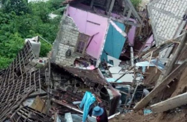 Rumah-warga-yang-rusak-akibat-terkena-longsor-tanggul-sungai-Bengawan-Solo-yang-jebol-SenayanpostPurnomo-e1540814123833