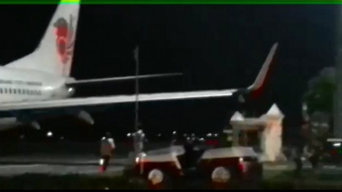IVOOX.id, Madiun - Bandara Fatmawati tetap beroperasi normal usai insiden pesawat Lion Air JT 633 rute Bangkulu Jakarta menabrak lampu di depan ruang VVIP Bandara Fatmawati Bengkulu.