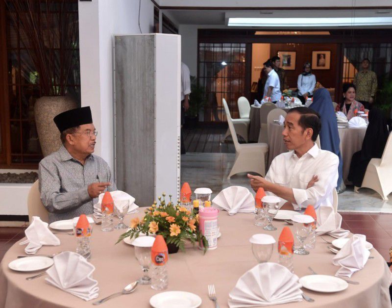 Di-Makassar-Jokowi-dan-Iriana-Santap-Siang-Bersama-Keluarga-JK-doc.kunjungankerja-ivoox.id_