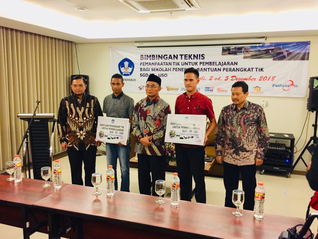 Kemendikbud-Berikan-Bantuan-TIK-ke-Sekolah-di-Daerah-3T-doc.Kemedikbud-ivoox.id_
