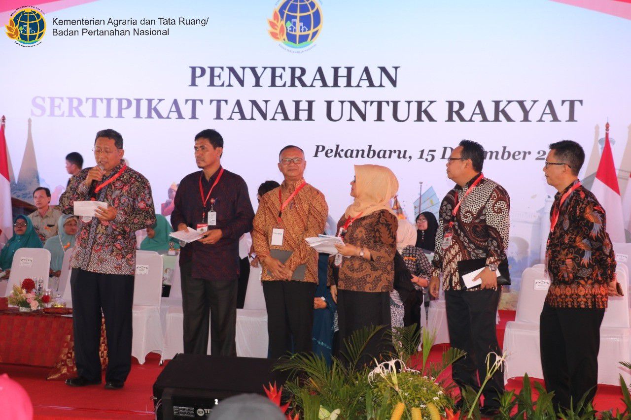 Kementerian-ATRBPN-Serahkaon-6.000-Sertipikat-Tanah-di-Riau-doc.-Kementerian-ATRBPN-ivoox.id_