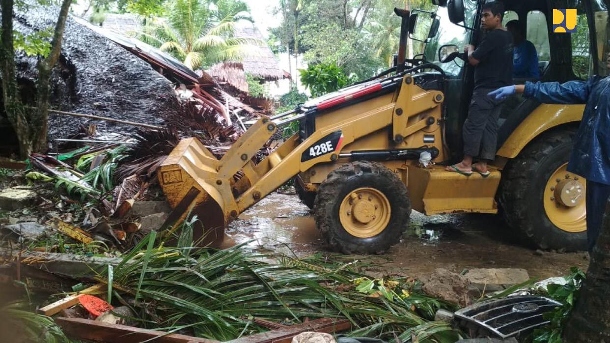 Kementerian-PUPR-Kerahkan-Alat-Berat-Peralatan-Air-Bersih-dan-Sanitasi-untuk-Tanggap-Darurat-Bencana-di-Pandeglang-dan-Lampung-doc.-pupr-ivoox.id_
