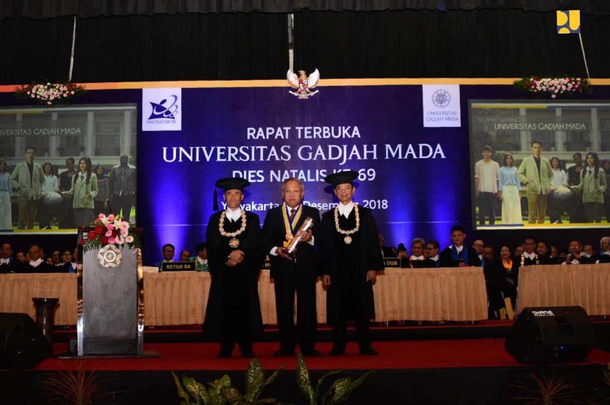 Menteri-Basuki-Menerima-Anugerah-Hamengku-Buwono-IX-Dari-UGM-doc.Pupr-ivoox.id_