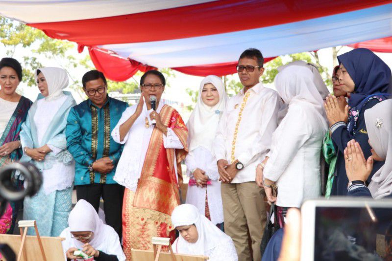 Peringatan-Hari-Ibu-Nasional-ke-90-di-Bukittinggi-Dipenuhi-Persembahan-Tokoh-Wanita-dan-Kental-Adat-Budaya-doc.hariibu-ivoox.id_