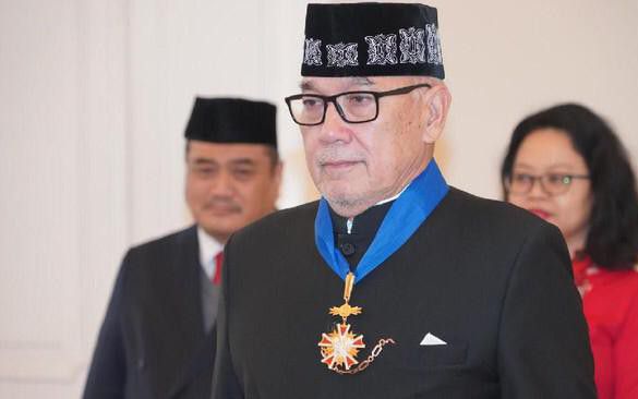Peter-F-Gontha-Raih-Bintang-Kehormatan-dari-Presiden-Polandia-d.polandia-ivoox.id_