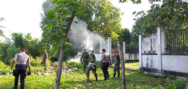 TNI-Polri-Gotong-Royong-Bersihkan-Kuburan-Massal-Tsunami-doc.tsunami-ivoox.id_