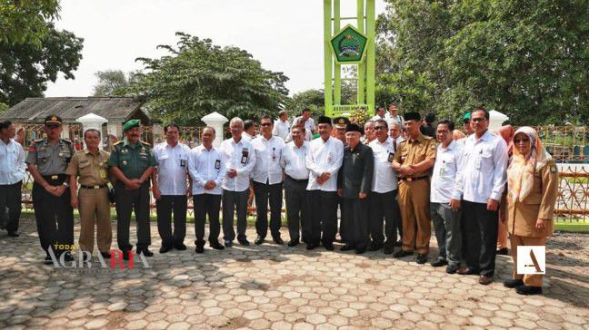 kemendes-PDTT-Ziarahi-Makam-Pionir-Transmigrasi-Kab.-indramayu-doc.kemendes-ivoox.id_