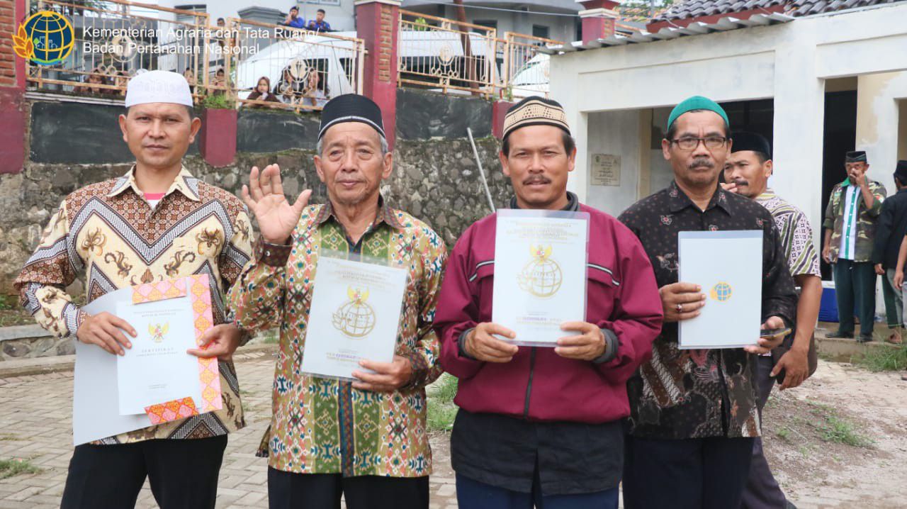 295-Sertipikat-Tanah-Wakaf-Diserahkan-di-Garut-doc.-bpn-ivoox.id_