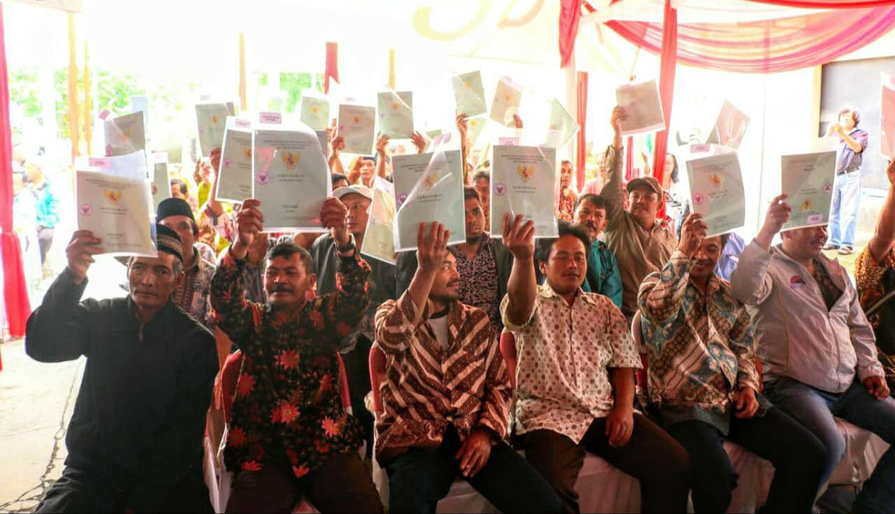 Bagikan-Sertipikat-Hasil-Program-KT-dan-Redistribusi-Tanah-Kementerian-ATRBPN-Juga-Dorong-Wilayah-Agrowisata-doc.KemenATRBPN-ivoox.id_