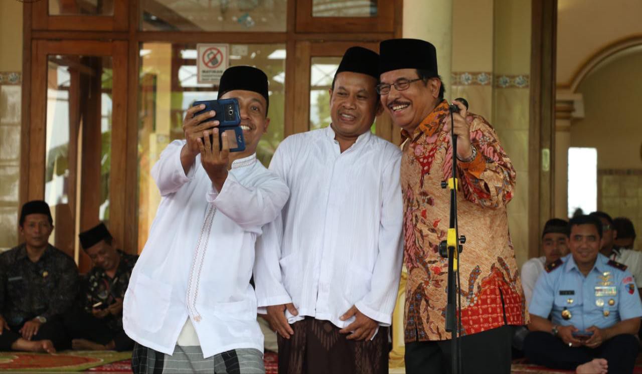 Beri-Kepastian-Hukum-Presiden-Joko-Widodo-Serahkan-213-Serti-pikat-Wakaf-di-Ponorogo-doc.sertifikat-wakaf-ivoox.id_