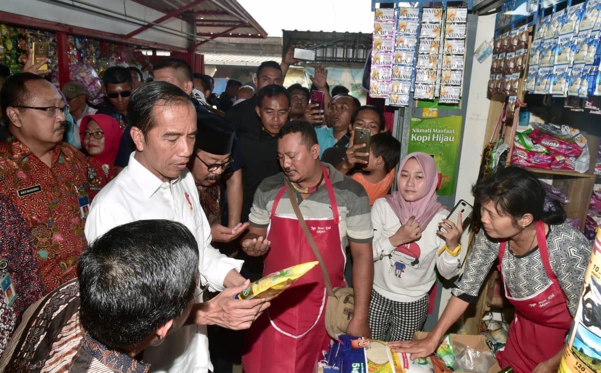 Blusukan-ke-Pasar-Ngemplak-Presiden-Pastikan-Harga-Beras-Stabil-doc.blusukan-ivoox.id_