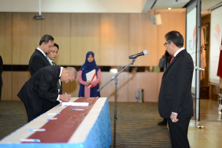 Dirut-IPC-Elvyn-G.Masassya-menyaksikan-penandatangan-berkas-alih-tugas-jabatan-di-IPC-Group