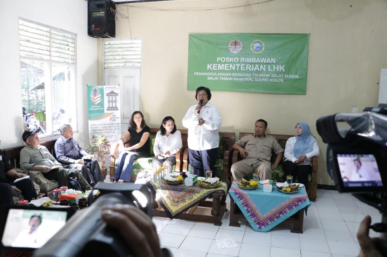 Kunjungi-Korban-Tsunami-Menteri-LHK-Tawarkan-Solusi-Ekonomi-doc.KLHK-ivoox.id_
